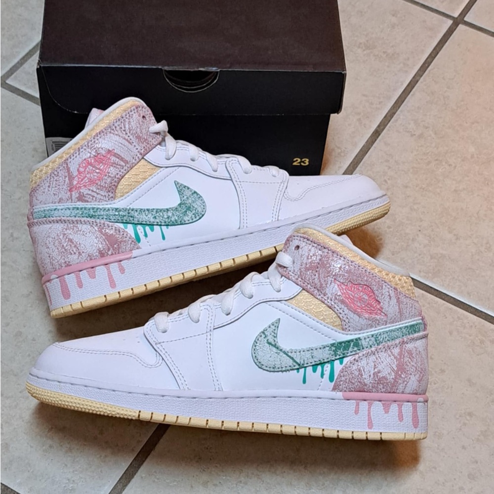Jordan 1 Mid SE (GS) "Ice Cream" Green Glow Artic Punch Women's 8.0/GS SIZE 6.5Y - Picture 2 of 10